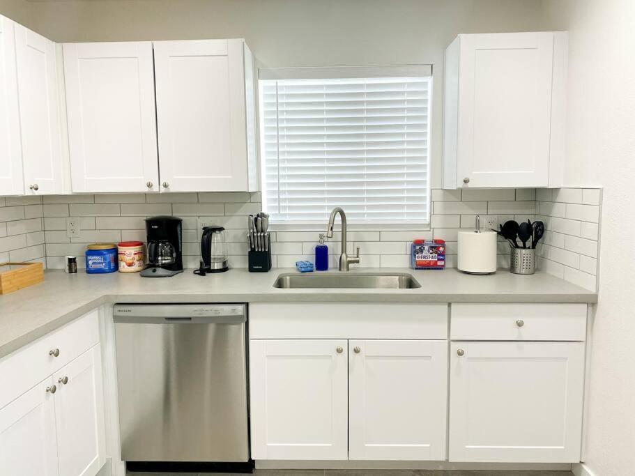 Villa Alluring Townhouse With 2 King Beds, Grill, And Free Parking!