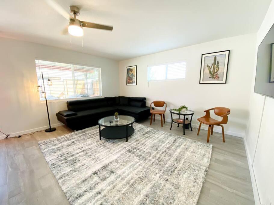 Villa Alluring Townhouse With 2 King Beds, Grill, And Free Parking!